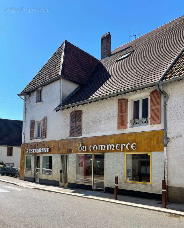 Commerce à MARNAY