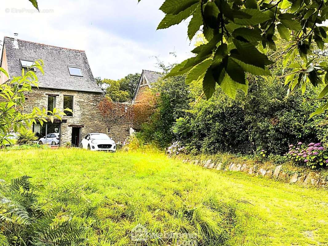 Beau jardin vue de la maison en arrière plan. - Maison à PLOERMEL