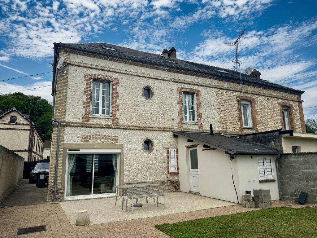 Maison à SAINT-ETIENNE-DU-VAUVRAY