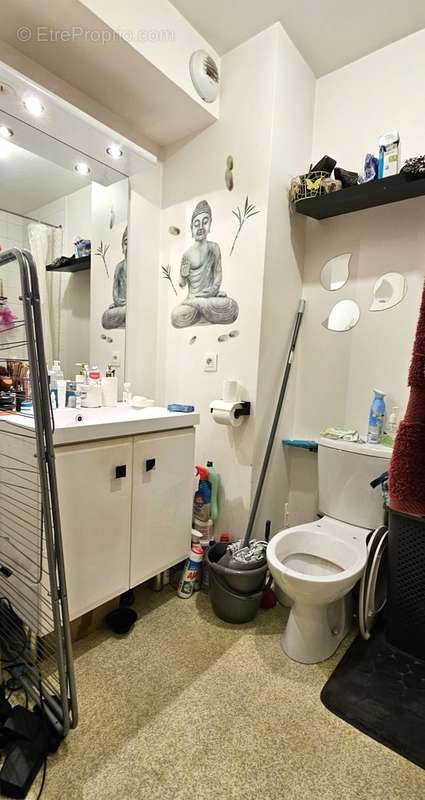 Salle d&#039;eau avec WC - Appartement à PIERREFITTE-SUR-SEINE