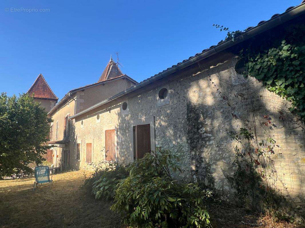 Maison à CHAMPAGNAC-DE-BELAIR