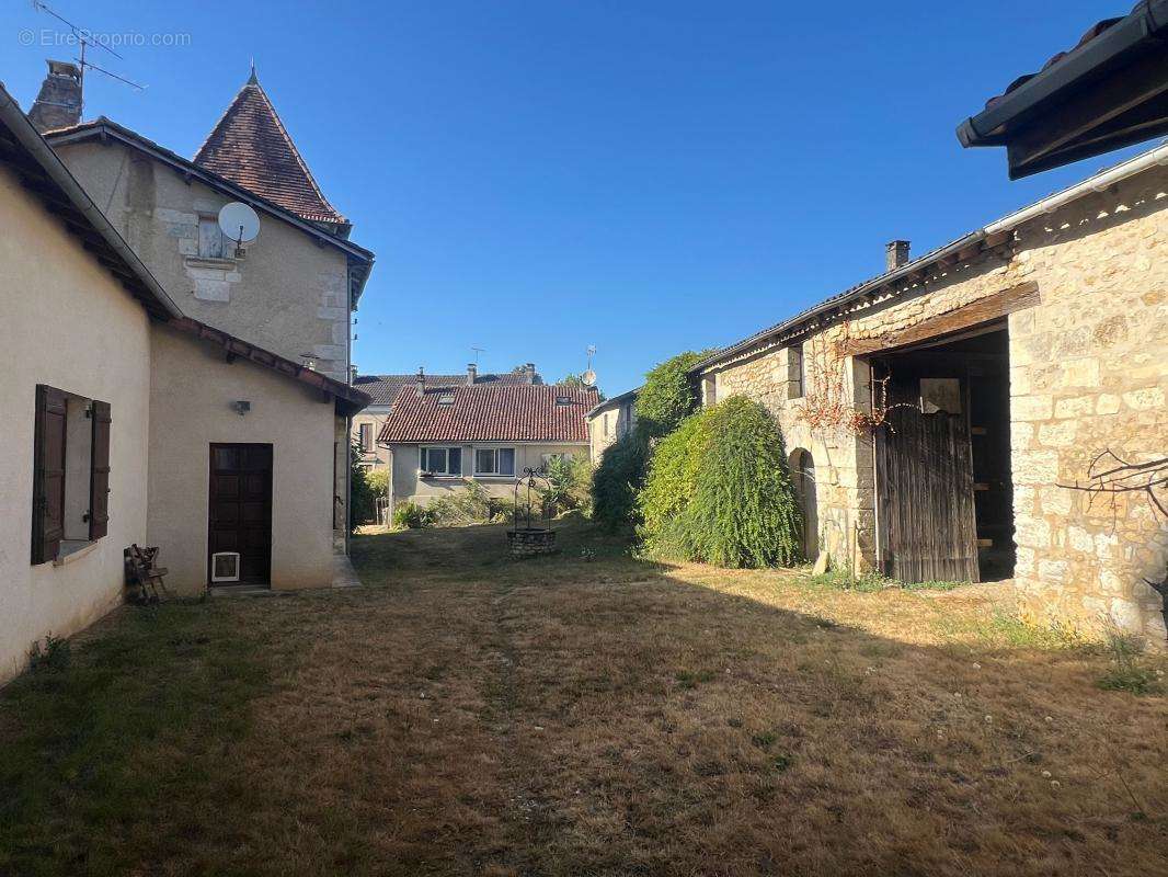 Maison à CHAMPAGNAC-DE-BELAIR