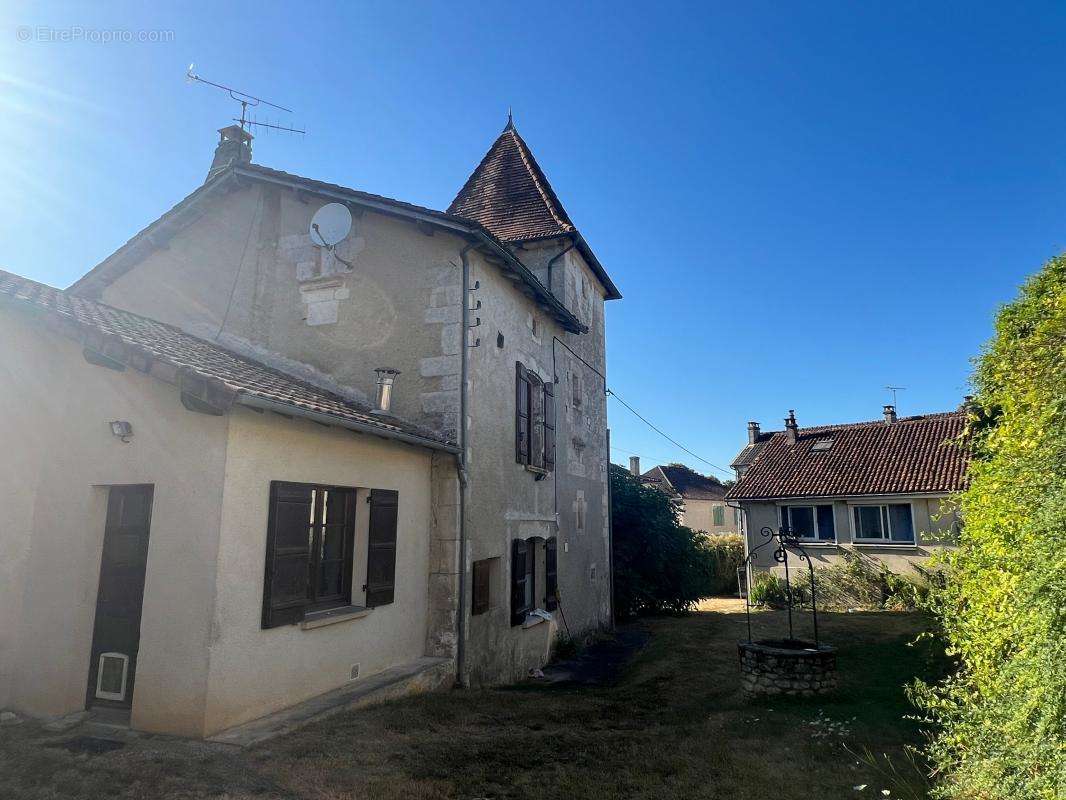 Maison à CHAMPAGNAC-DE-BELAIR