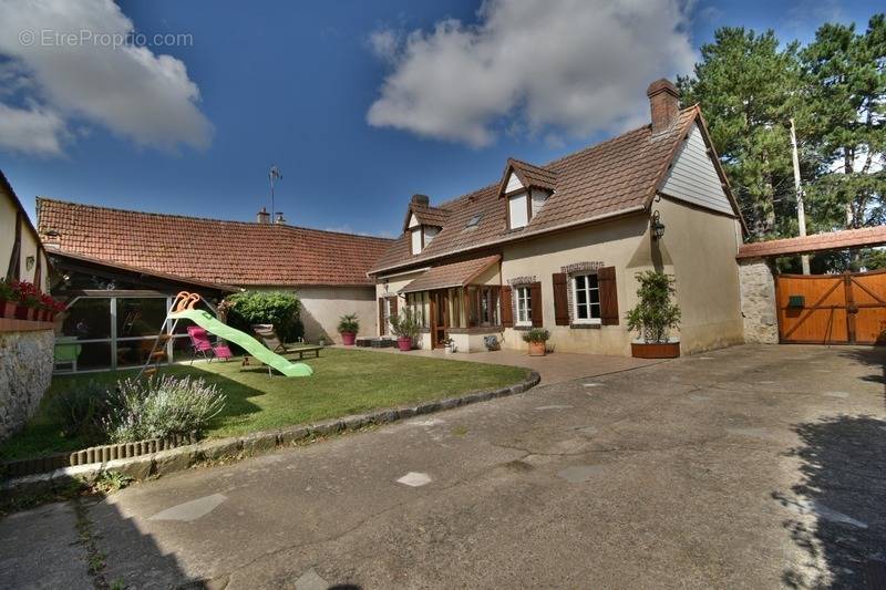 Maison à PRUNAY-LE-GILLON