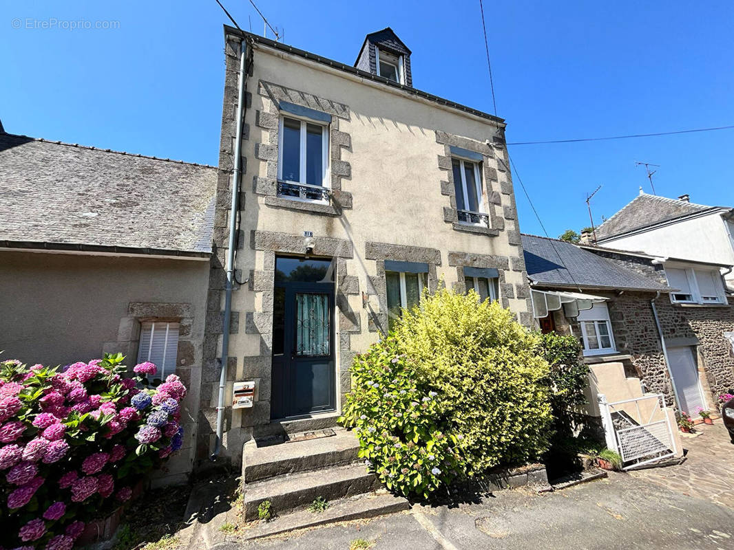 Maison à AMBRIERES-LES-VALLEES