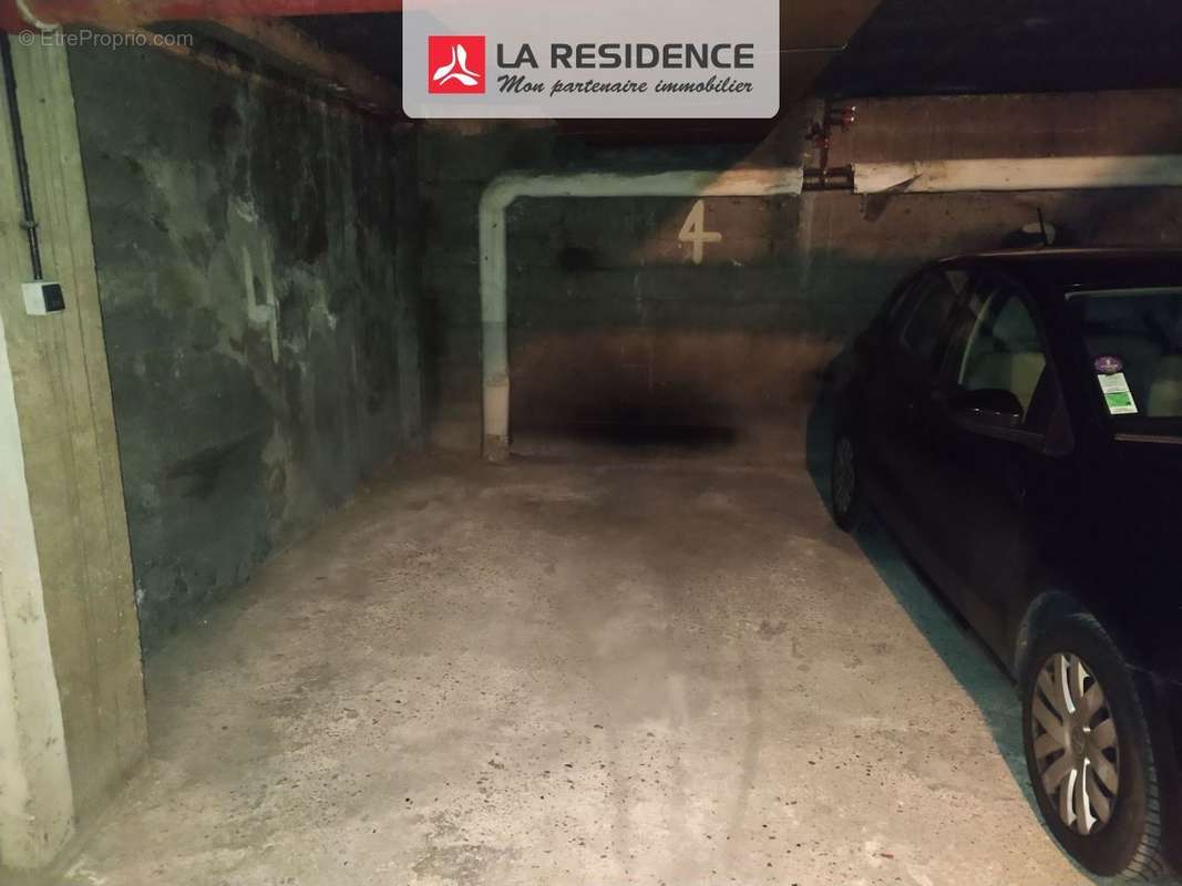 Parking à PARIS-18E