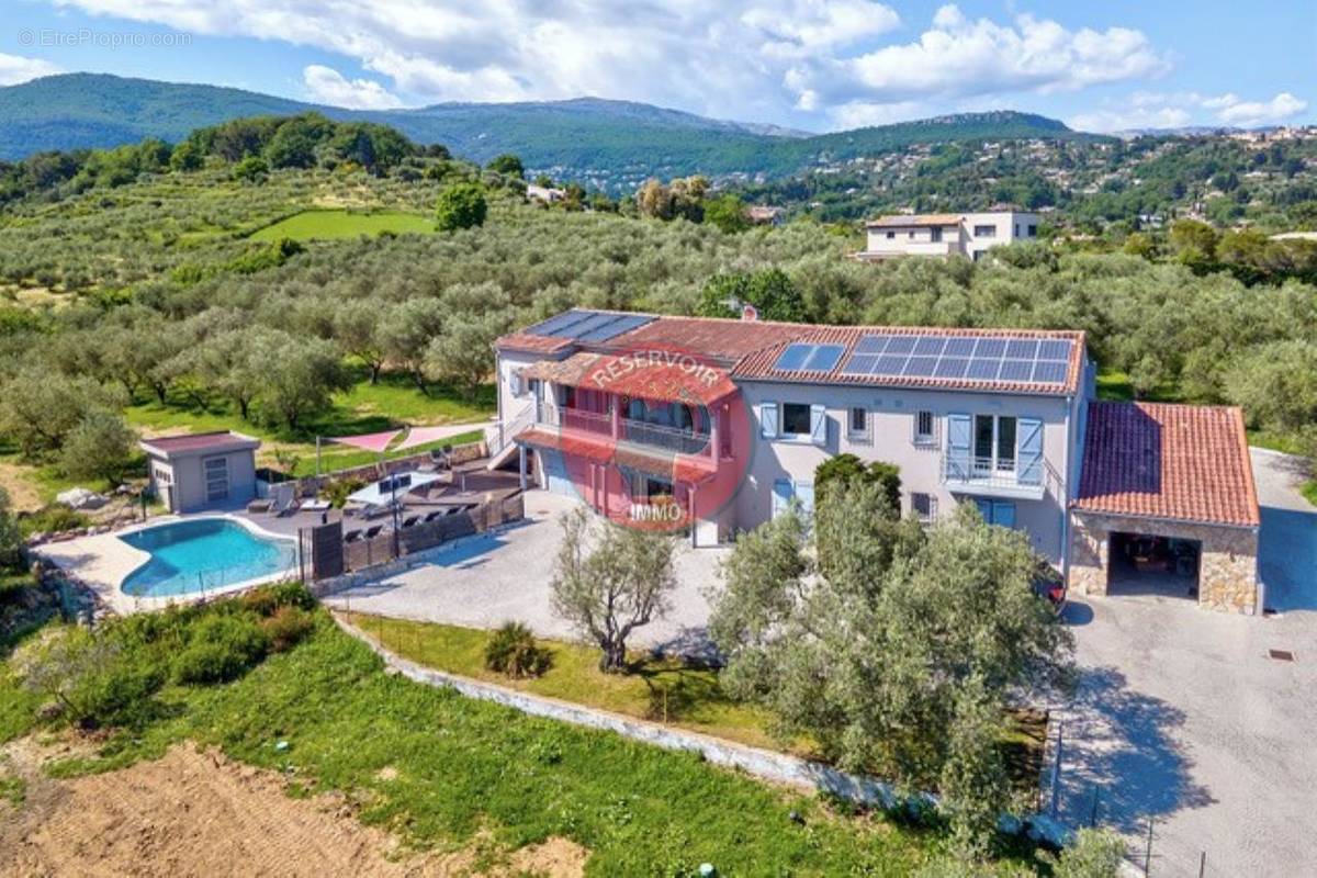 Maison à CHATEAUNEUF-GRASSE