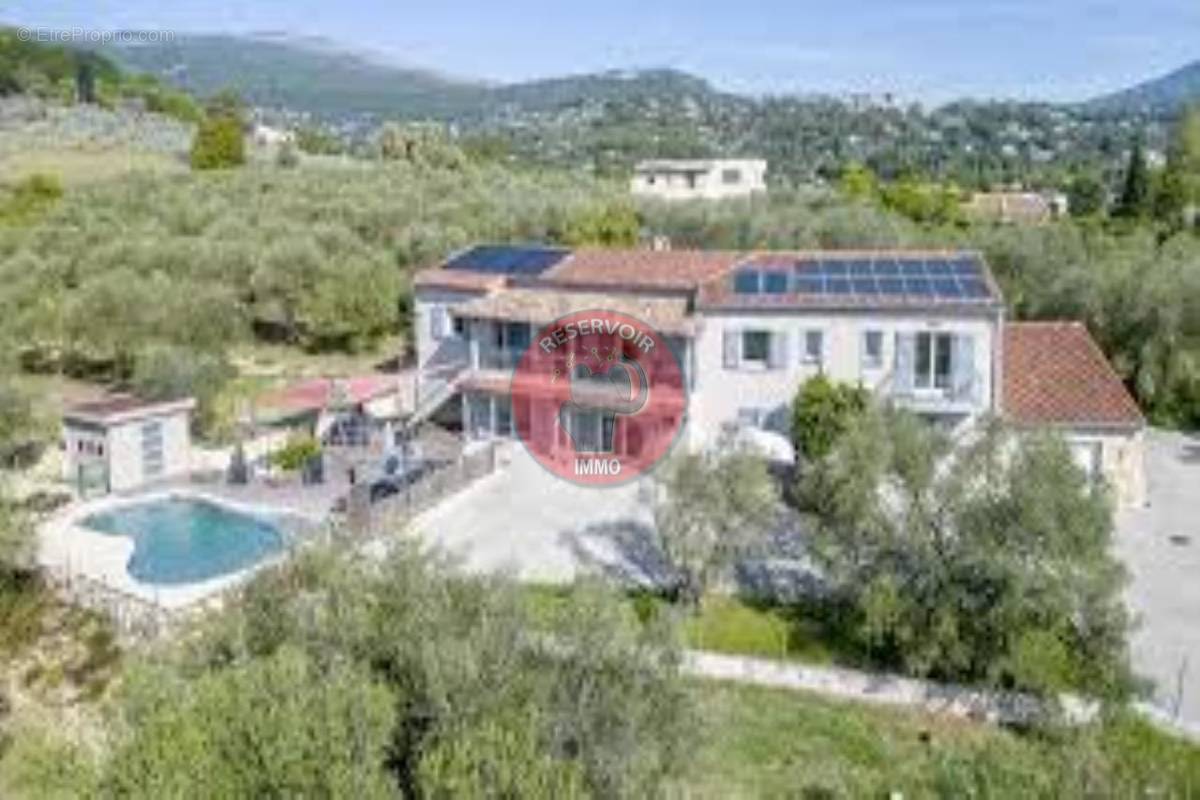 Maison à CHATEAUNEUF-GRASSE