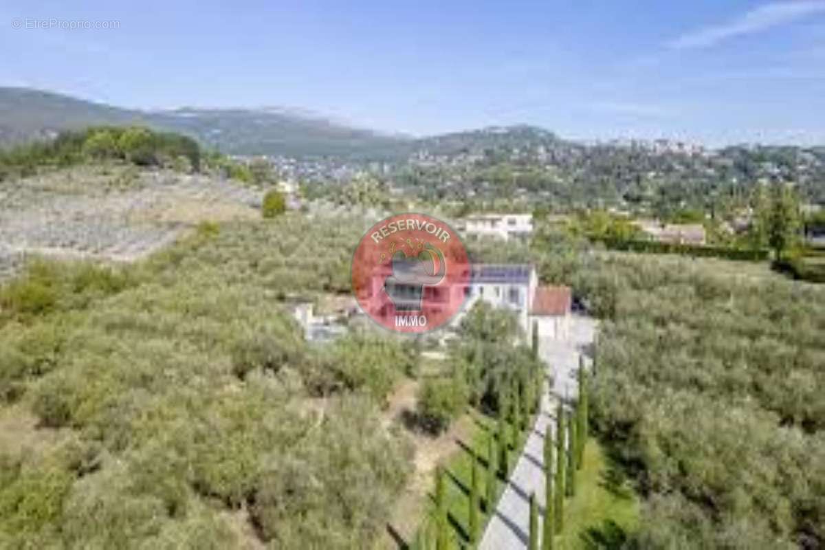 Maison à CHATEAUNEUF-GRASSE