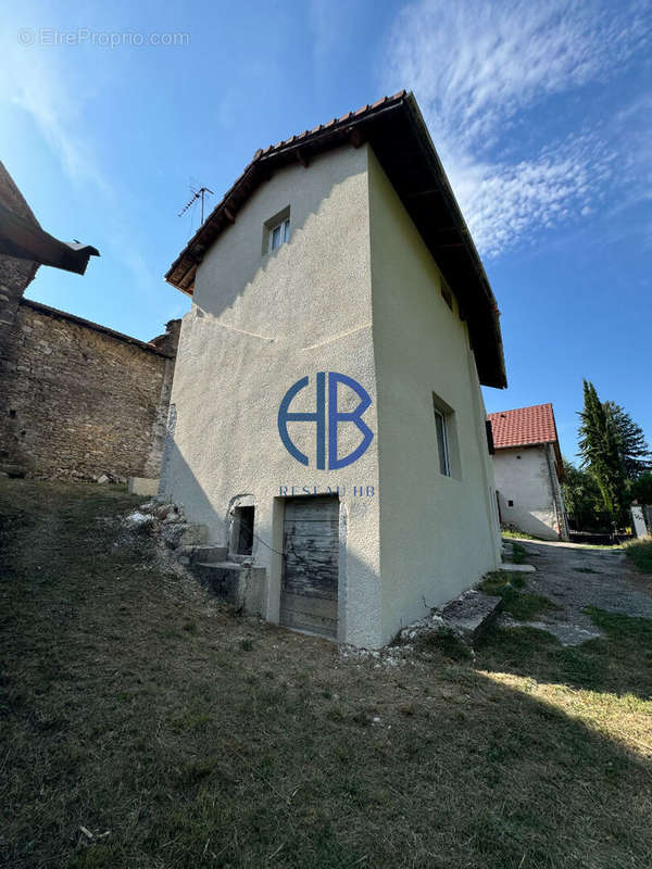 Maison à MONTAGNIEU