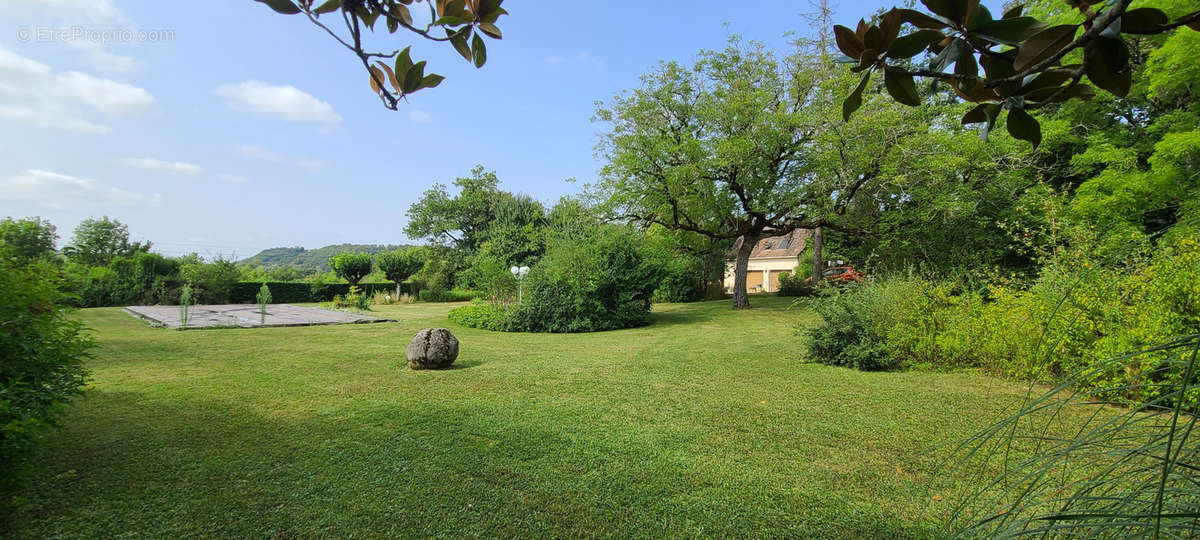 Maison à MAYRINHAC-LENTOUR