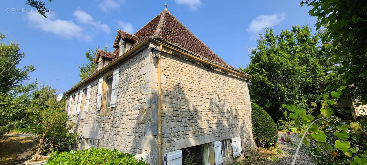 Maison à MAYRINHAC-LENTOUR