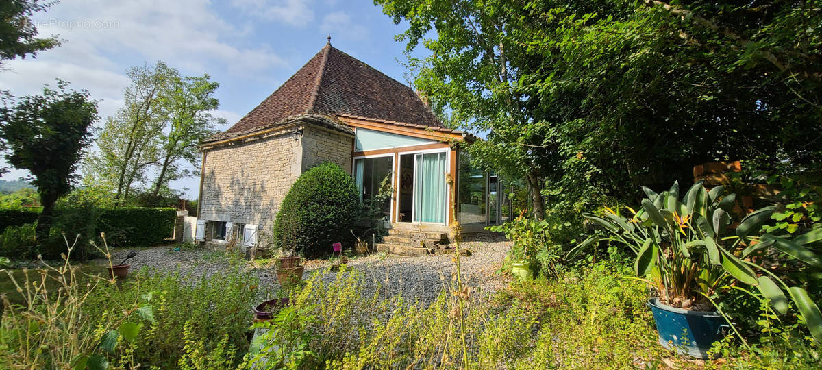 Maison à MAYRINHAC-LENTOUR