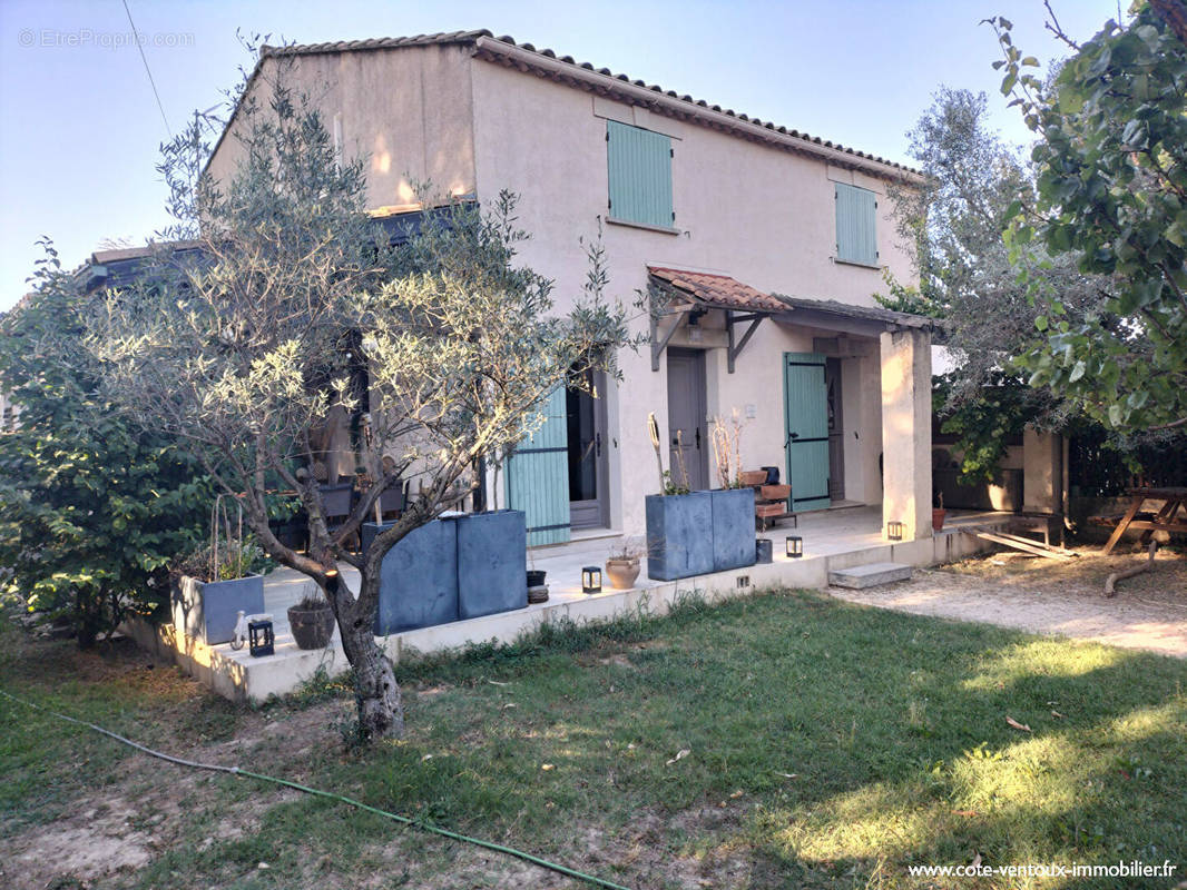 Maison à ENTRAIGUES-SUR-LA-SORGUE