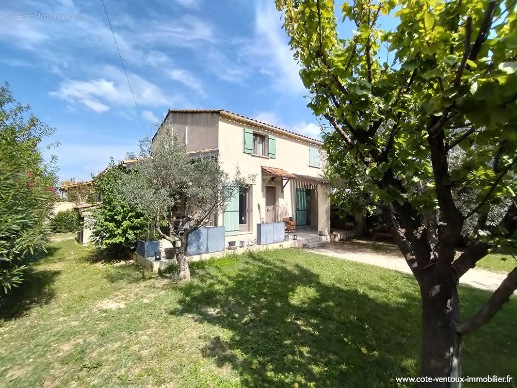 Maison à ENTRAIGUES-SUR-LA-SORGUE