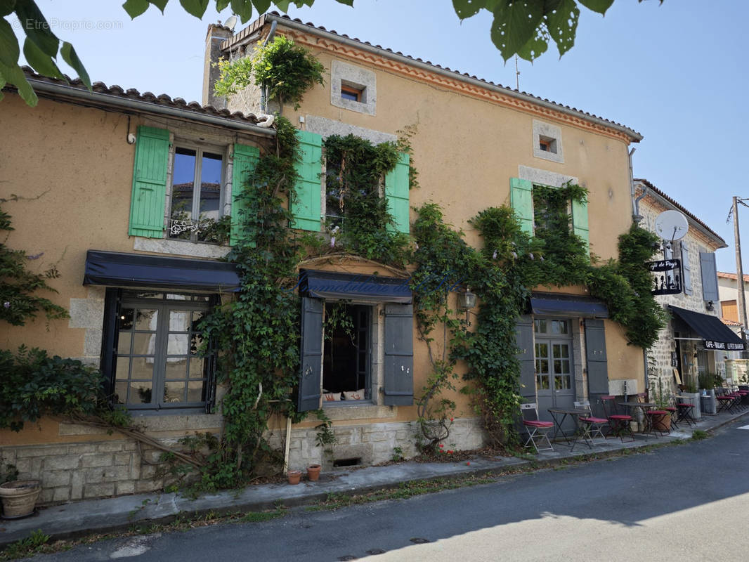 Appartement et commerce  - Maison à SAINT-ESTEPHE