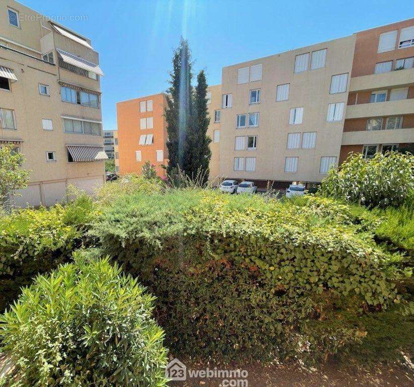 L&#039;appartement possède un emplacement de parking privé, et possibilité d&#039;acquérir un garage en sus. - Appartement à SAINTE-MAXIME