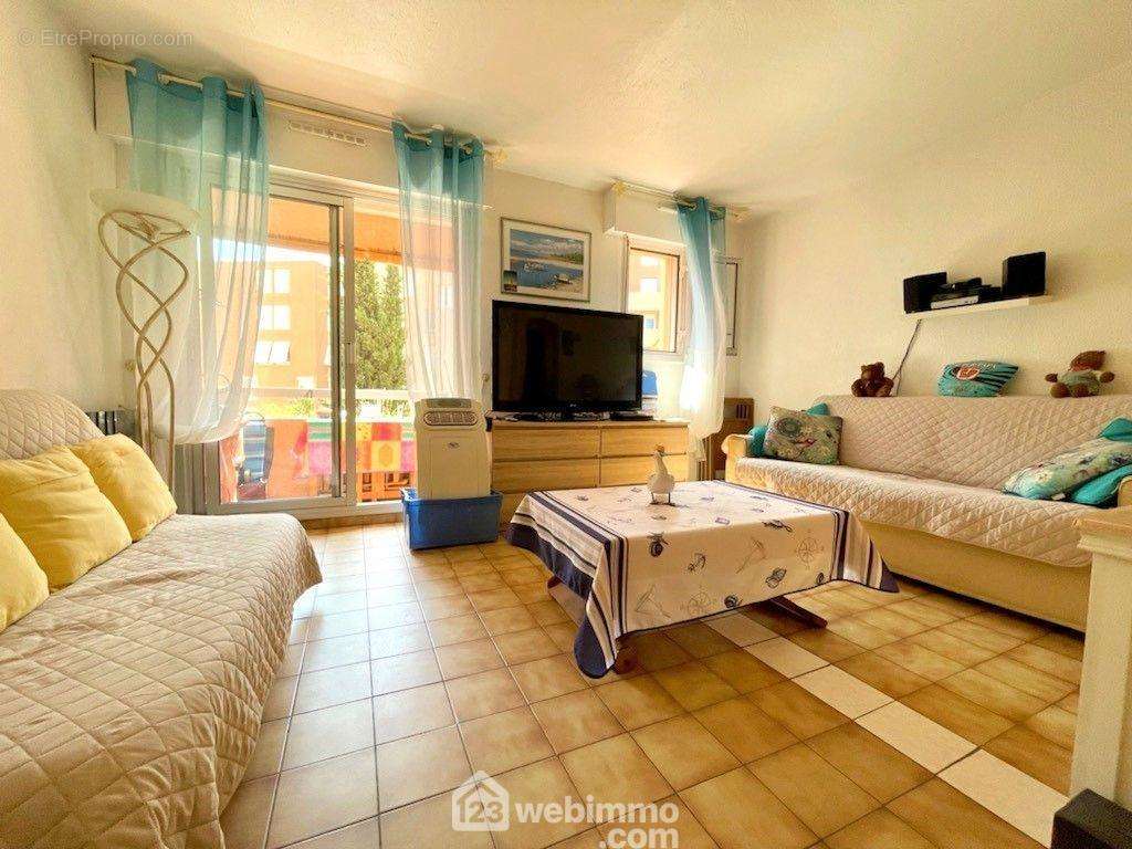 Séjour avec possibilité de cloison pour la chambre comme à l&#039;origine - Appartement à SAINTE-MAXIME