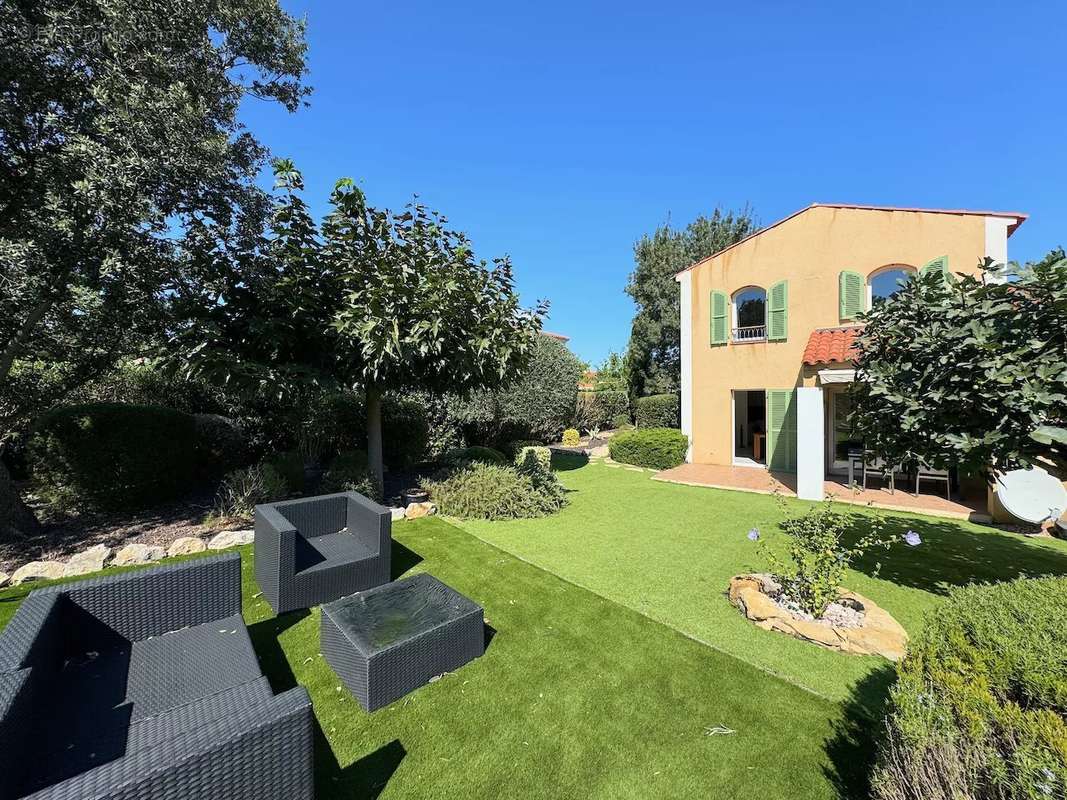 Maison à ROQUEBRUNE-SUR-ARGENS