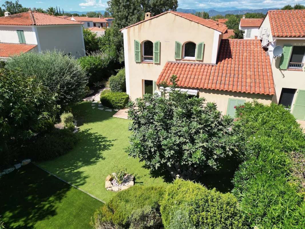 Maison à ROQUEBRUNE-SUR-ARGENS