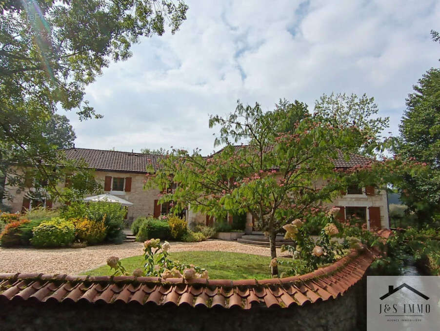 Maison à CHASSENEUIL-SUR-BONNIEURE