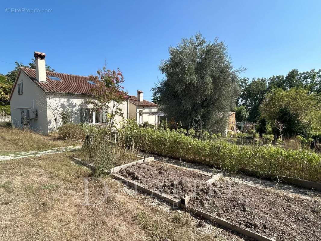 Maison à CHATEAUNEUF-GRASSE