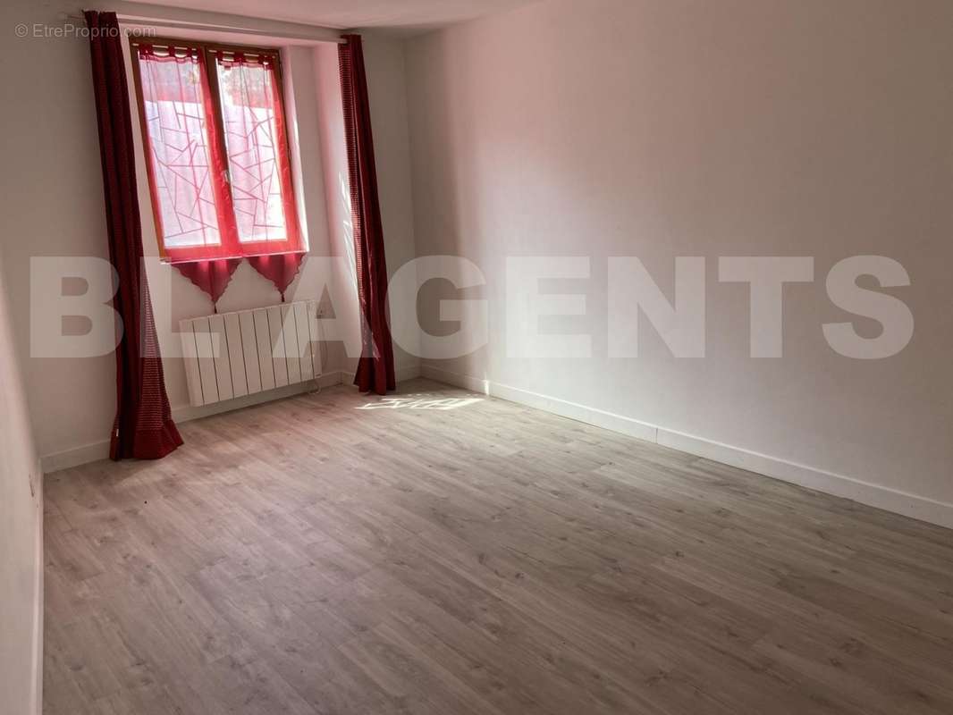 CHAMBRE - Appartement à BREVAL