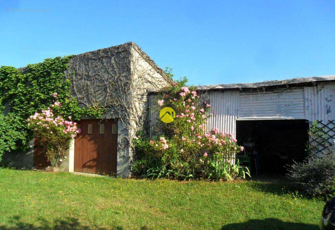 Maison à AINAY-LE-CHATEAU