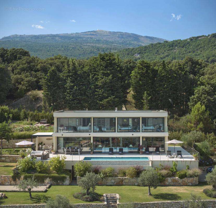 Maison à CHATEAUNEUF-GRASSE