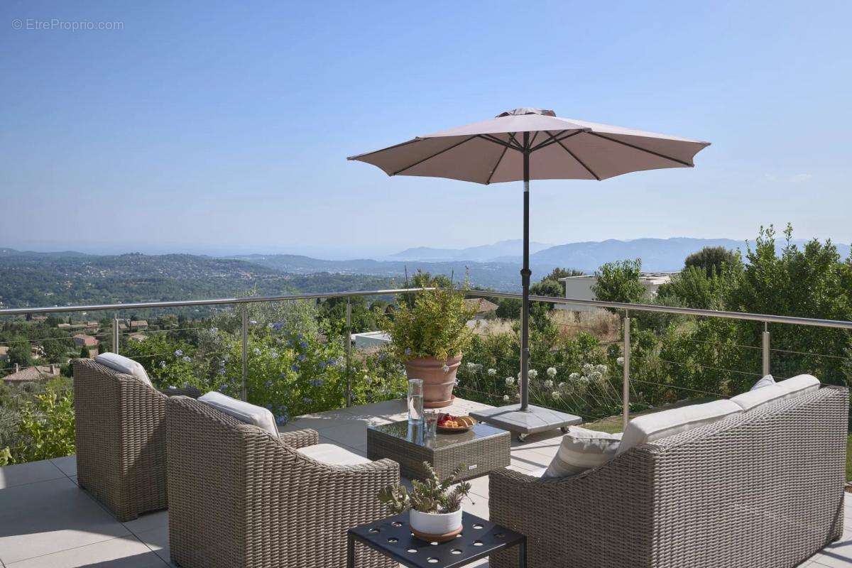 Maison à CHATEAUNEUF-GRASSE