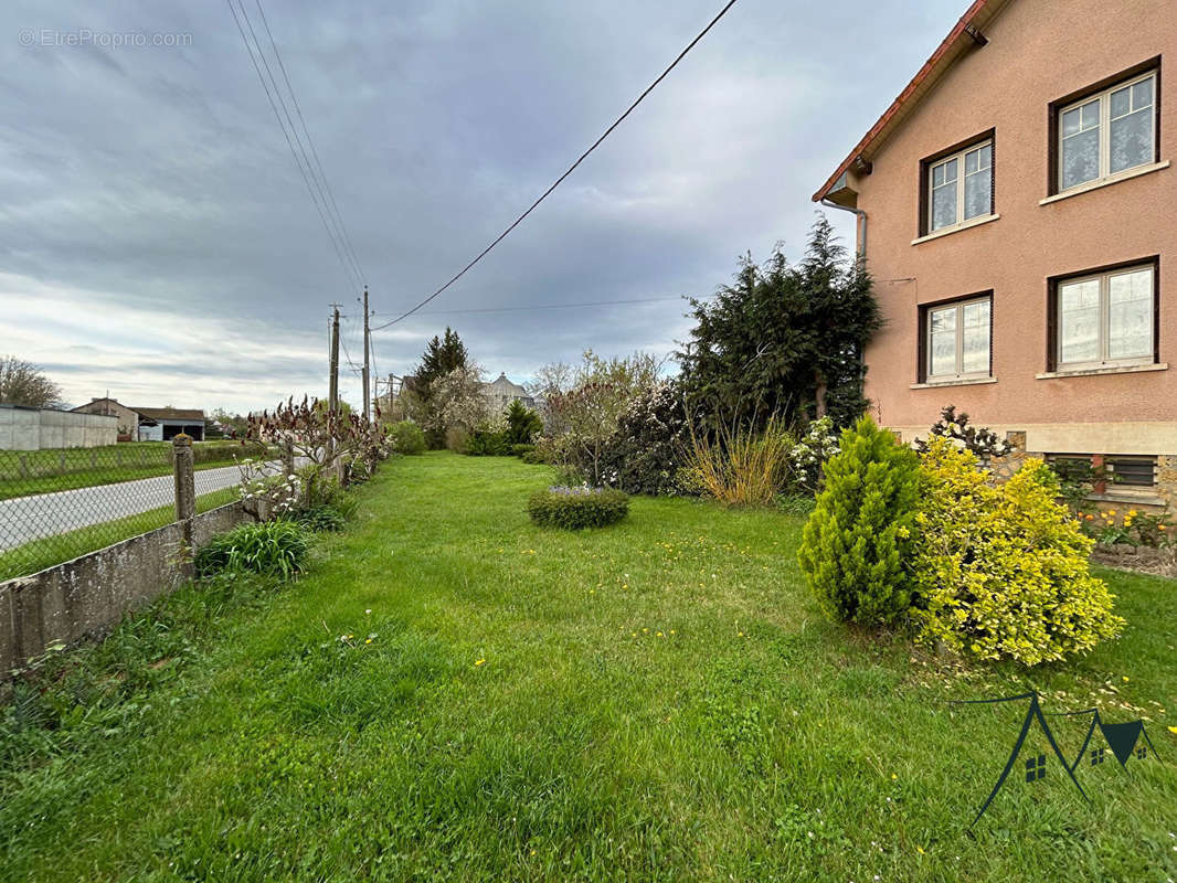 Maison à AINAY-LE-VIEIL