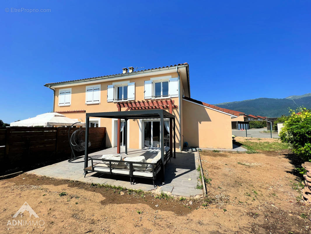 Maison à SAINT-GENIS-POUILLY