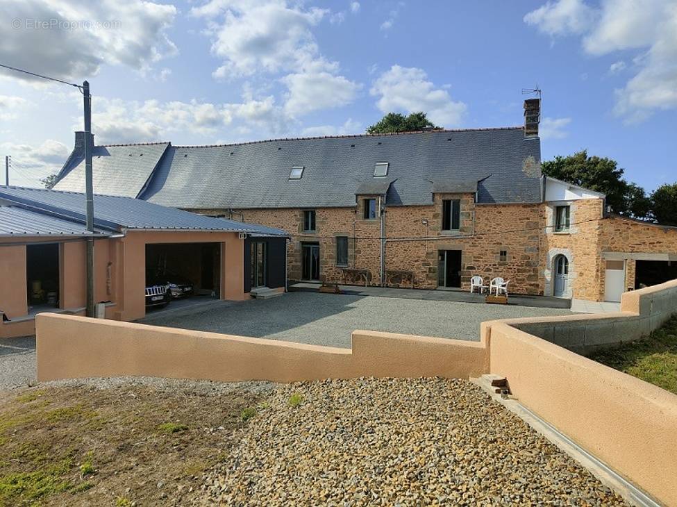 Maison à BAZOUGES-LA-PEROUSE