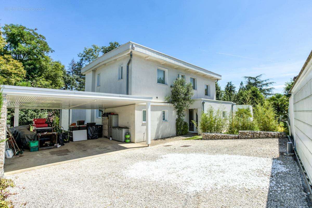 Maison à CHARBONNIERES-LES-BAINS