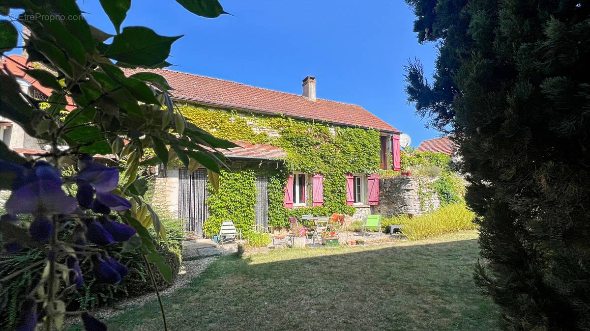 Maison à NOYERS