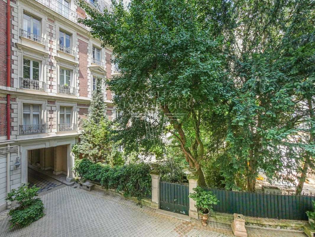 Appartement à PARIS-16E