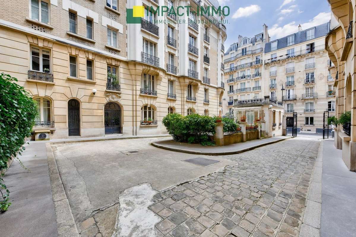 Appartement à PARIS-16E