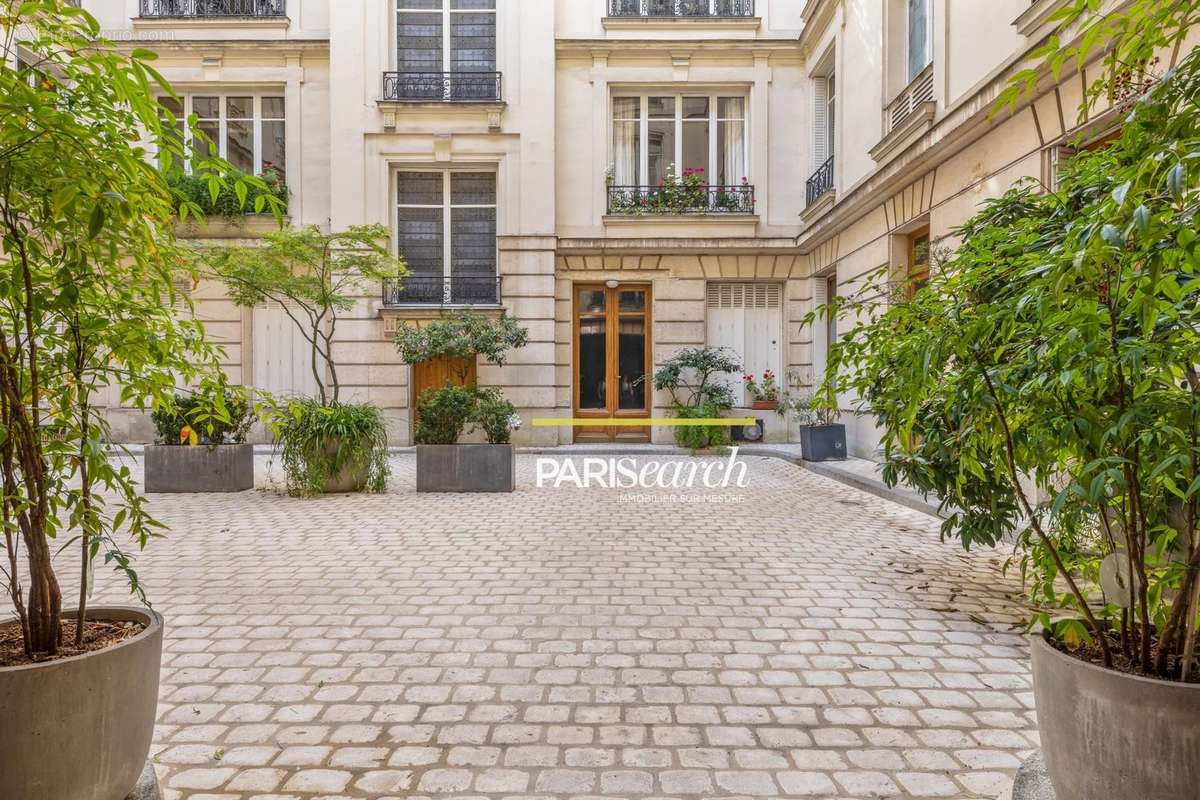 Appartement à PARIS-16E