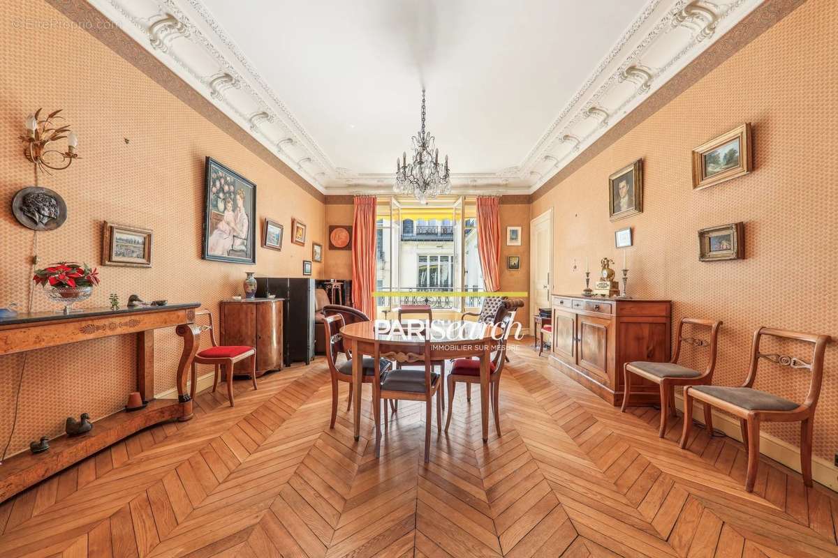 Appartement à PARIS-16E