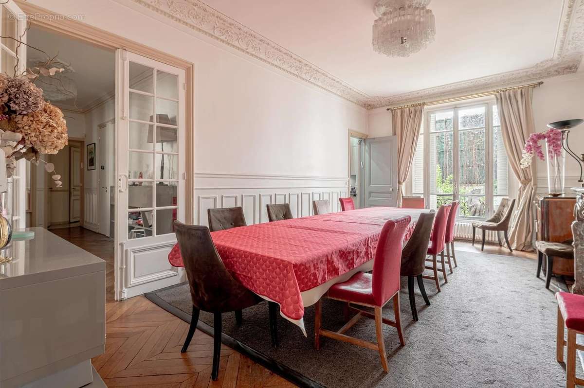 Appartement à PARIS-16E