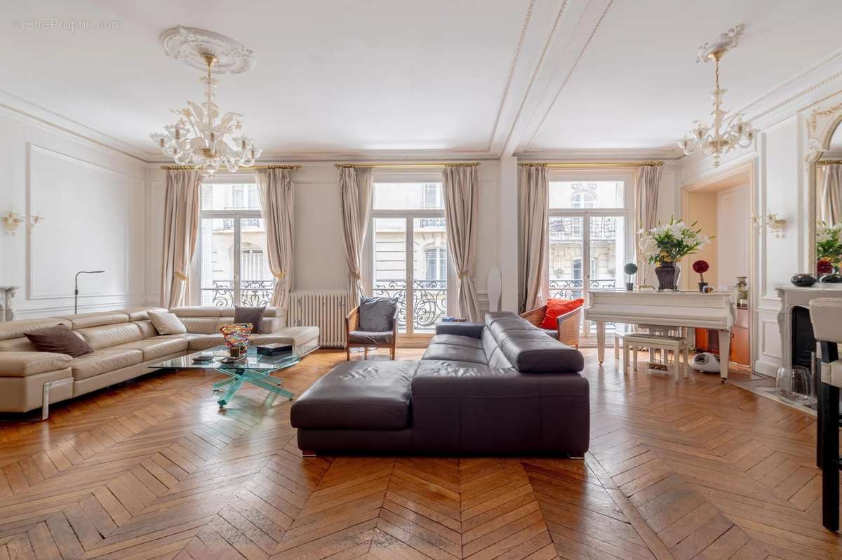 Appartement à PARIS-16E