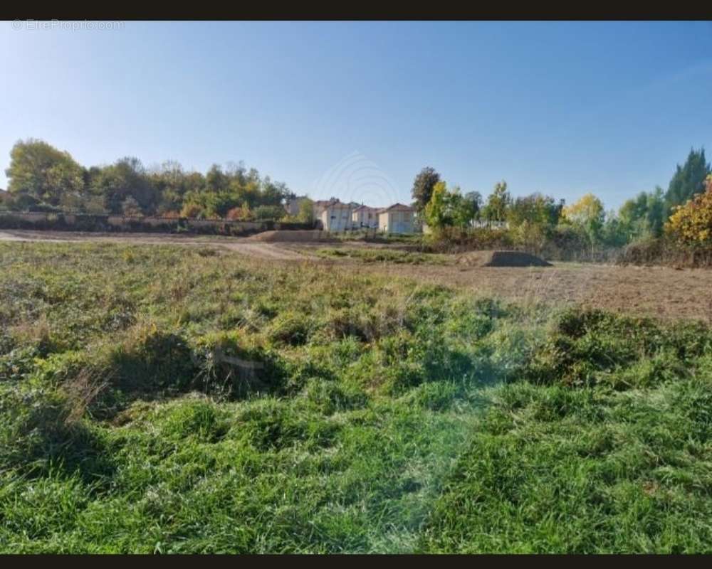 Terrain à SAINT-SIMEON-DE-BRESSIEUX