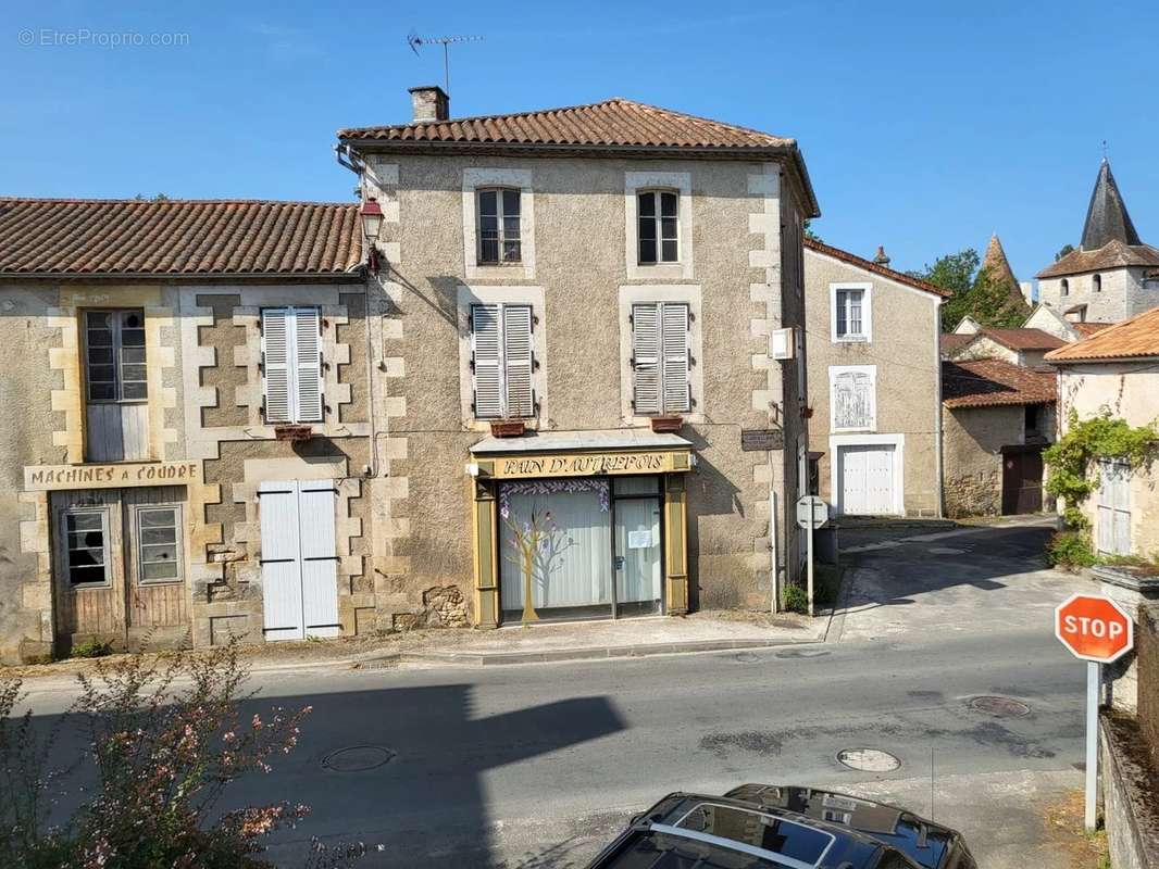 Maison à JAVERLHAC-ET-LA-CHAPELLE-SAINT-ROBERT