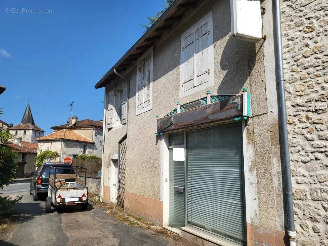 Maison à JAVERLHAC-ET-LA-CHAPELLE-SAINT-ROBERT