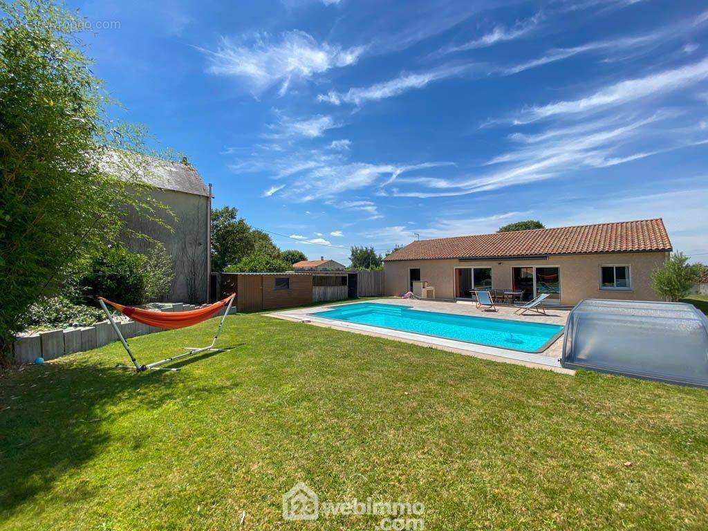 Située à 10 minutes de Pouzauges, cette maison de 122 m² de plain pied vous propose - Maison à POUZAUGES