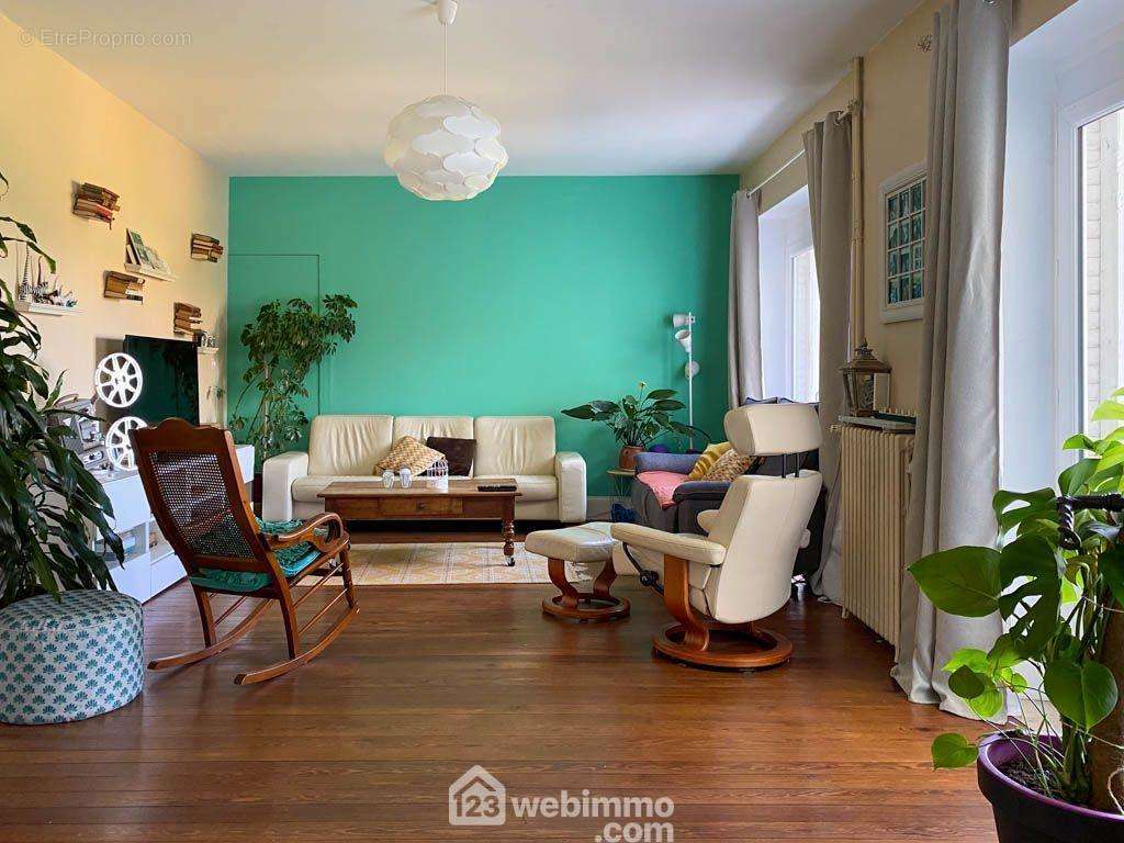 Le salon avec parquet massif ouvre sur le balcon- terrasse et le jardin. - Maison à POUZAUGES