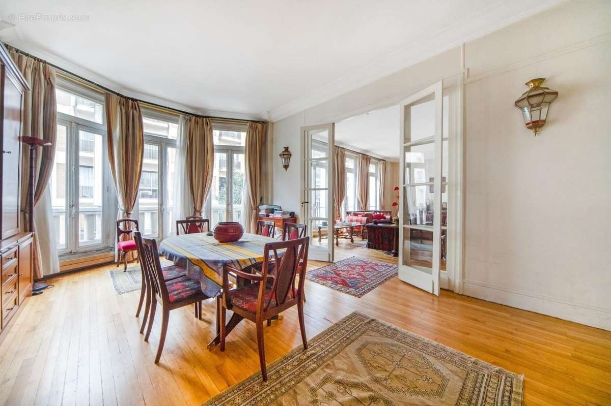 Appartement à PARIS-8E