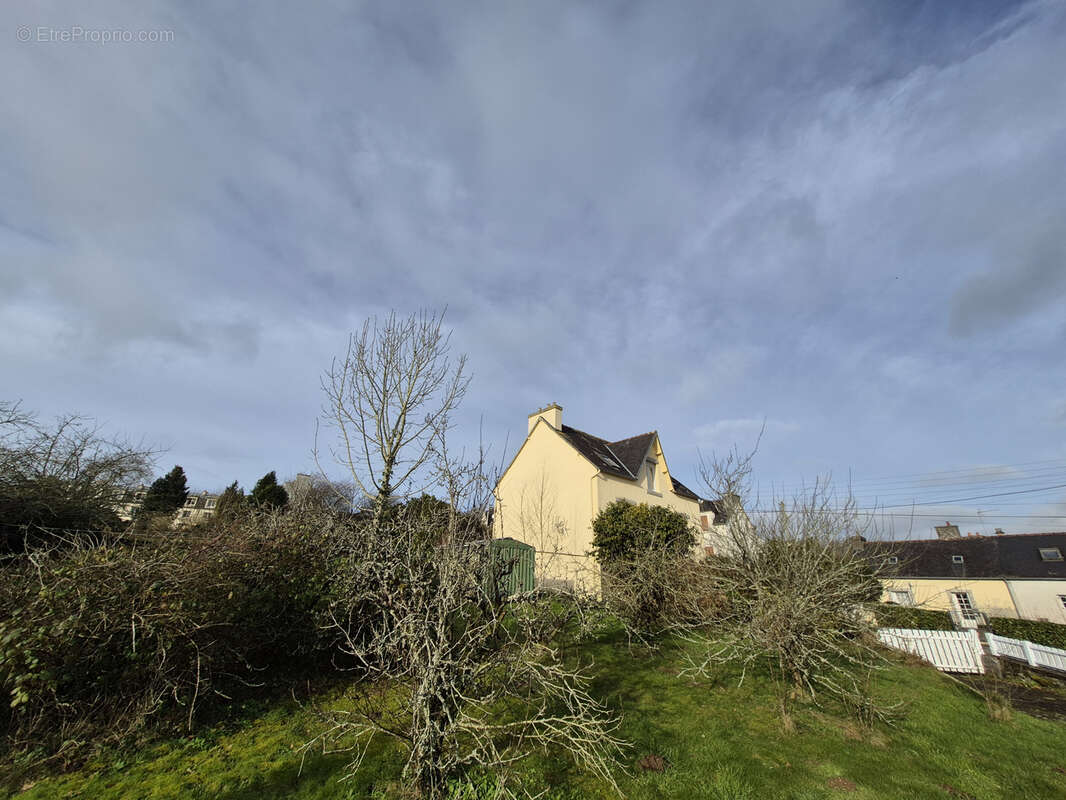 Maison à CHATEAUNEUF-DU-FAOU