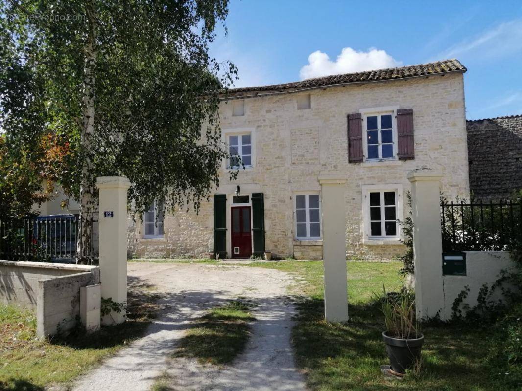 Maison à CHEF-BOUTONNE