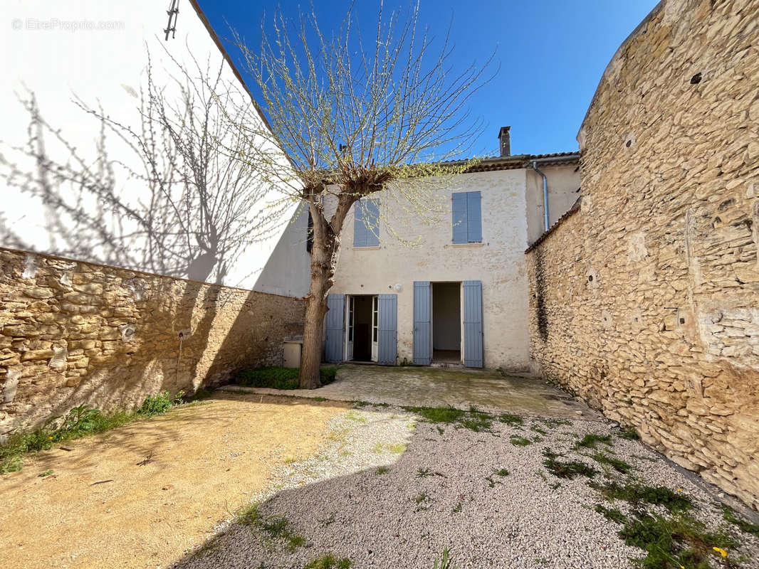 Maison à LA TOUR-D&#039;AIGUES